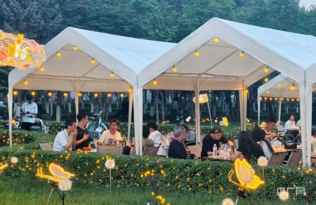 全国食堂满意度第一的大学又整活了 夜市美食引学子点赞
