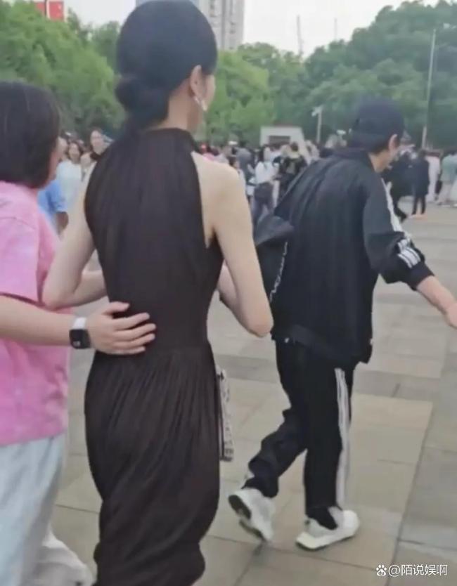 唐嫣参加女儿幼儿园活动 优雅气质获赞