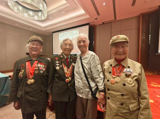 20位志愿军女兵北京重逢 耄耋英雄再聚首