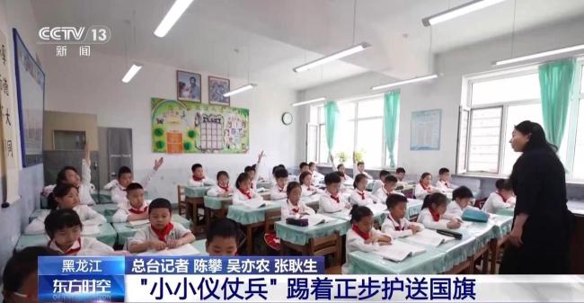 戍边战士千里给小学生送六一礼物 特别的国旗赠送