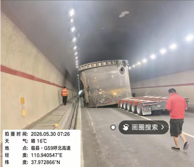 大挂车巨型圆罐掉落致拥堵近8小时