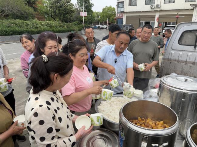 4名農(nóng)機手赴河南收麥 當(dāng)?shù)匕才抛∷?溫暖迎接異鄉(xiāng)人