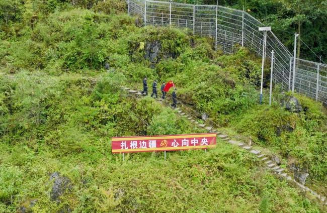 我不敢说想爸爸 怕爸爸难过得很：5岁儿子的秘密思念