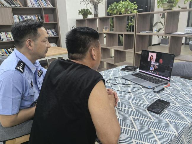 31岁荷兰华裔女孩成都直播寻亲