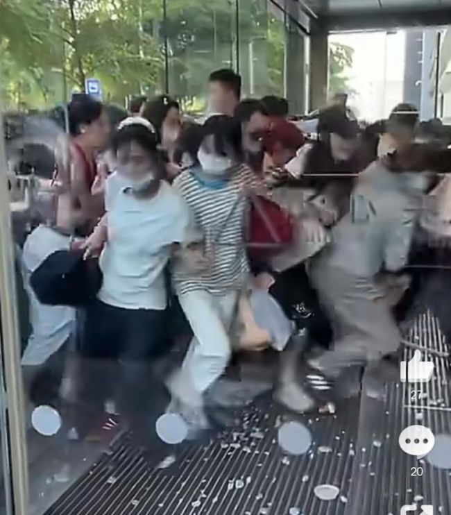 張凌赫線下活動粉絲擠爆玻璃 瘋狂追星引發(fā)安全擔(dān)憂