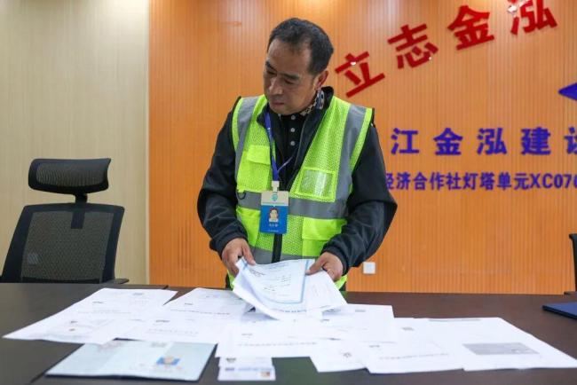 51岁工地大叔9年考13证 月薪过万 励志故事感动无数人