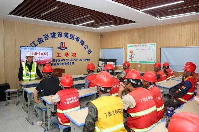 工地大叔回應(yīng)靠讀書逆襲月薪過萬 9年拿下13本證書