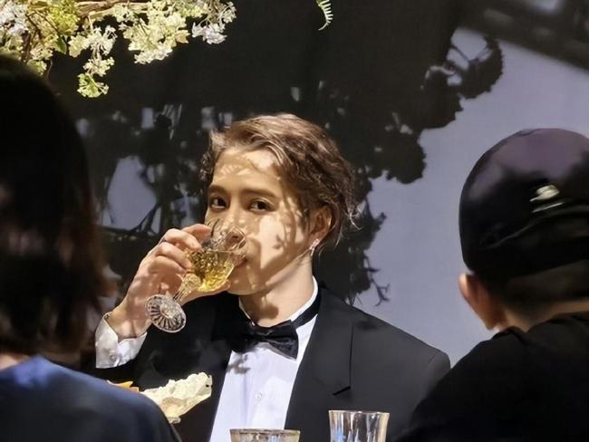 奚梦瑶婚礼欢迎晚宴好隆重，佩戴珠宝总重量超100克，预估总价值近4900万 七年爱情终圆满