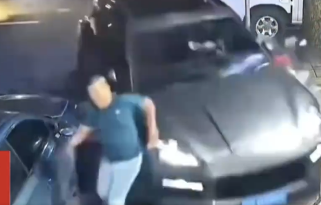 男子散步遇車禍神走位逃生 驚險(xiǎn)瞬間化險(xiǎn)為夷