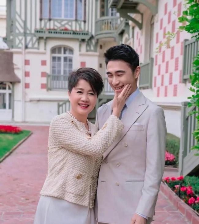 谷爱凌奚梦瑶婚礼晚宴合照 珠宝闪耀见证爱情