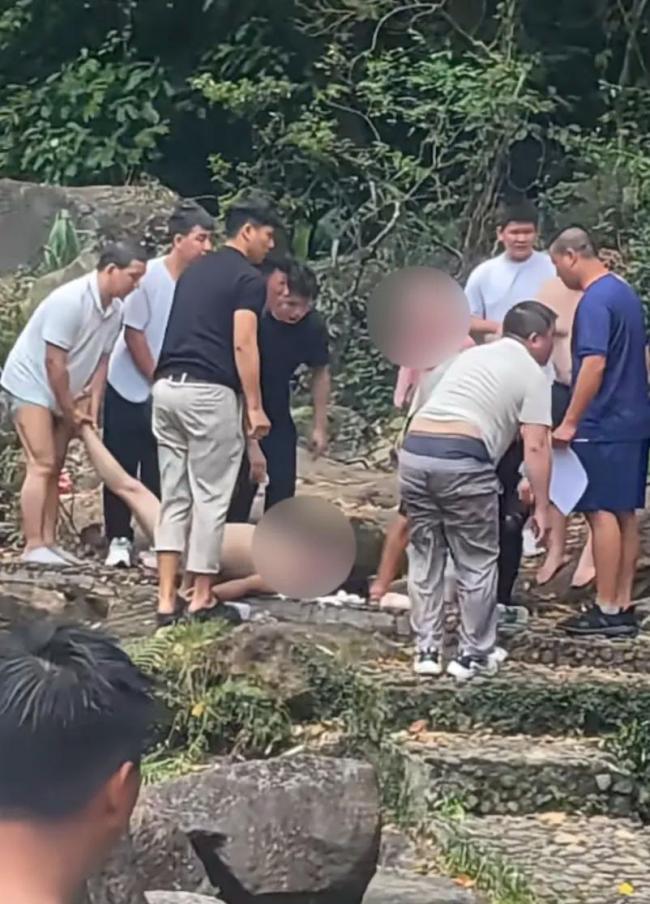 在野外水潭溺水沉底游客获救 大哥义举获赞