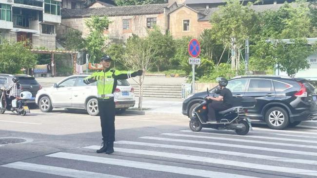 95后交管大队队员的执着救了一条命 人民卫士获赞