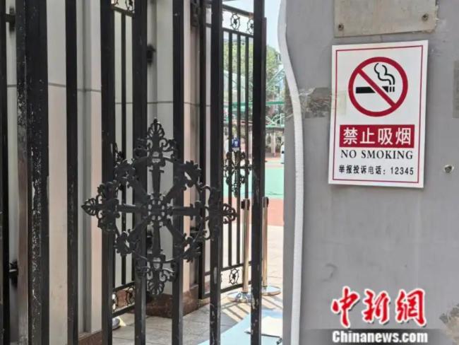中学生一出校门就点上烟了 校园门口的“游烟”争议