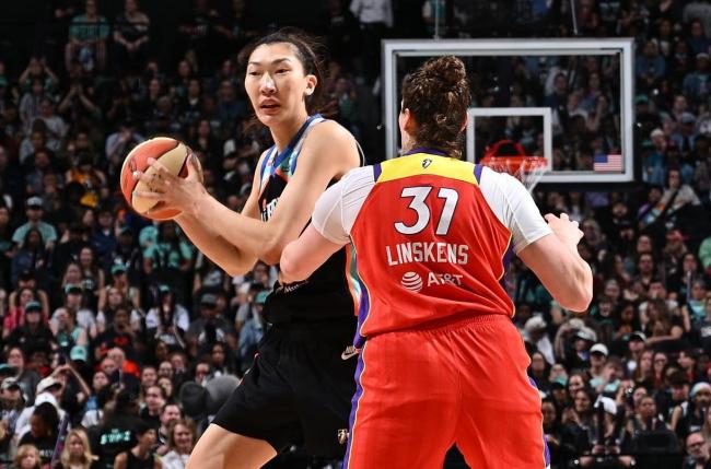 中国女篮大魔王！韩旭得分篮板创赛季新高，高效表现闪耀WNBA 征服球迷与教练