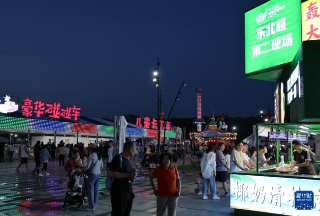 沈阳：火热“东北超”助推城市夜经济 观赛市集两不误