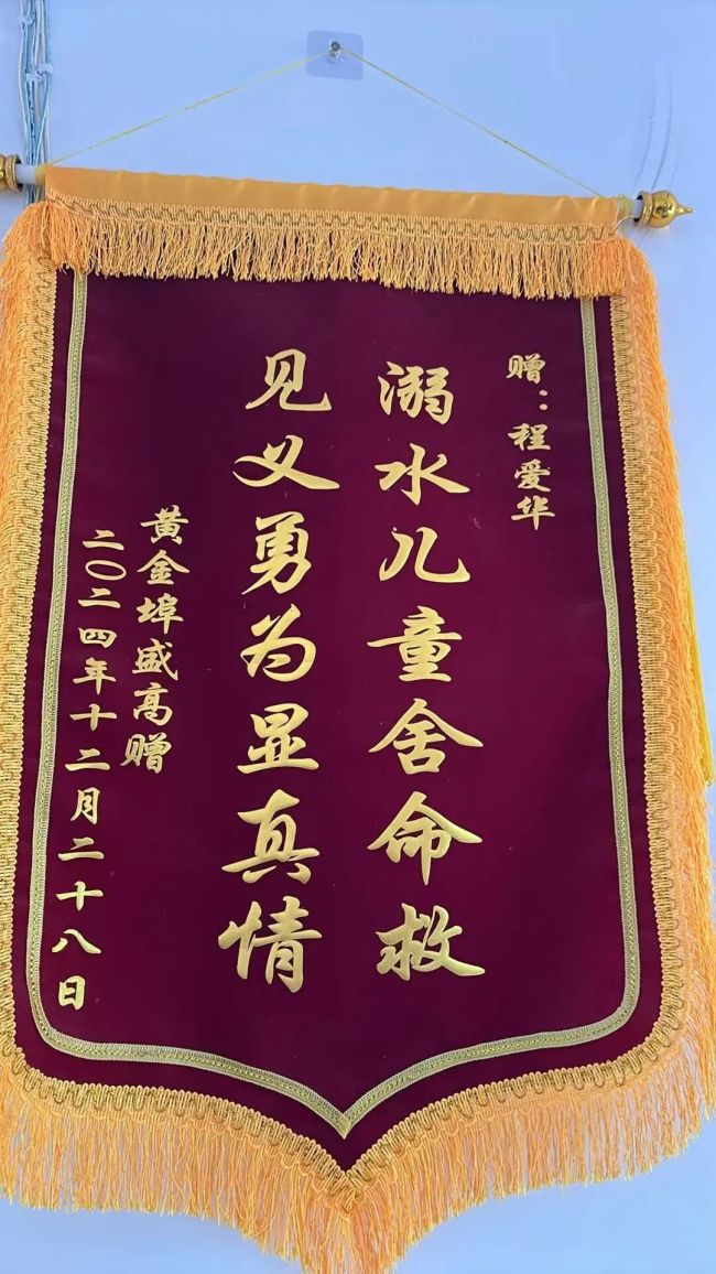 男子跳湖救落水游客 女兒岸上喊加油 見(jiàn)義勇為暖流代代傳