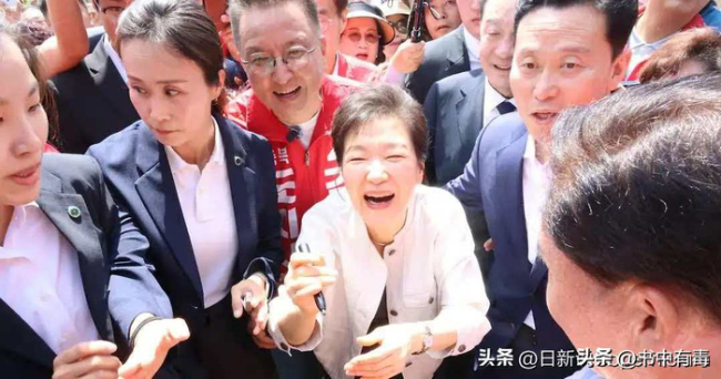 朴槿惠和李明博同日现身竞选集会 搅动选情涟漪效应