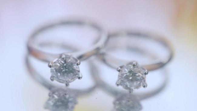 哈工大集體婚禮母?？袼?克拉鉆戒 硬核浪漫見(jiàn)證真愛(ài)