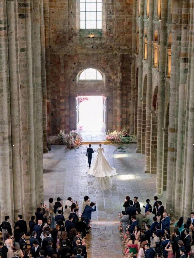 奚梦瑶晒婚礼现场图 王嘉尔担任伴郎