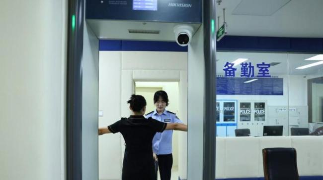 民警下班途中抓獲偷購物袋賊 網(wǎng)友：踏破鐵鞋無覓處，得來全不費(fèi)工夫