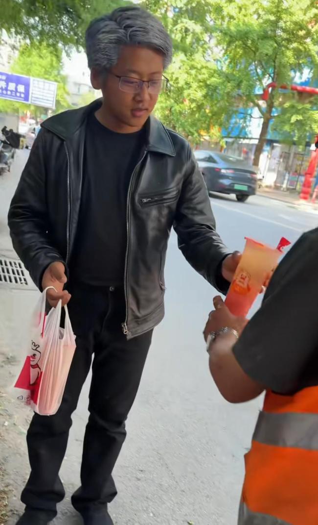 男子模仿黃仁勛走紅后遭“法務(wù)”警告 低成本模仿引發(fā)爭議