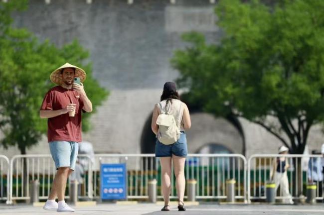 北京参加“烧烤”形状，本日最高温再破35℃ 市民防晒避暑忙