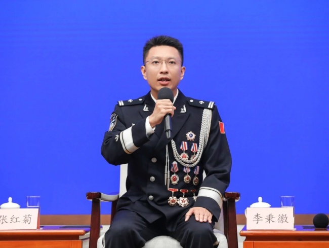民警累计缴毒2.6吨 韧带断裂仍抓捕 边境“硬汉”李秉徽