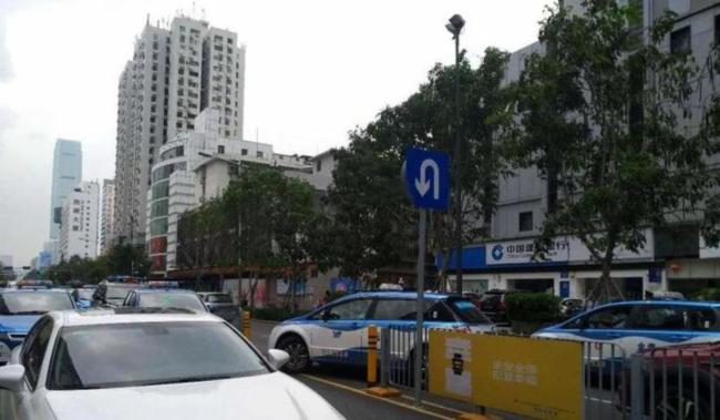 小孩滑板突然窜出司机急刹停车 绿化带视线受阻险酿事故