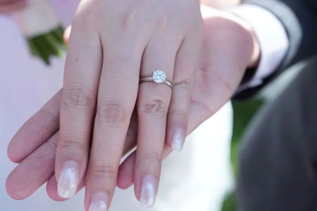 哈工大集体婚礼送钻石博士生发声 科研成果闪耀爱情之路