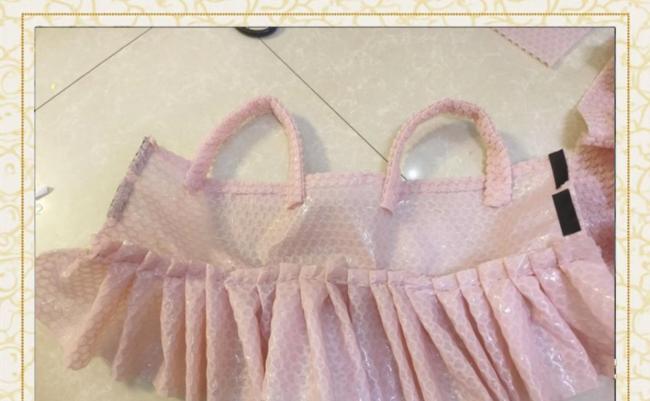 女子儿童节用塑料袋为女儿做礼服 五年亲子手工乐