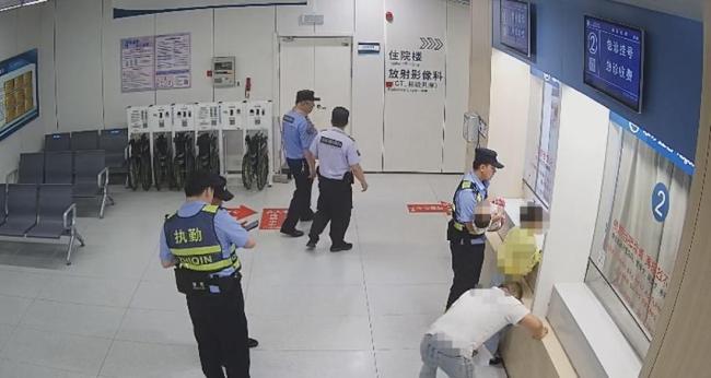 幼童突发惊厥交警护送就医