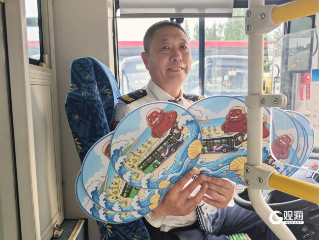 青島人洗海澡都有專線車 11年不變的清晨約定