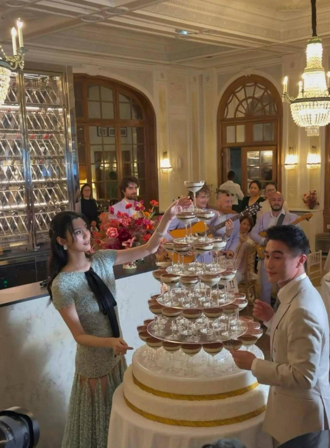 奚梦瑶何猷君婚典嘉宾曝光,泰国首富令嫒出席,小明站C位气场全开 七年应承终好意思满