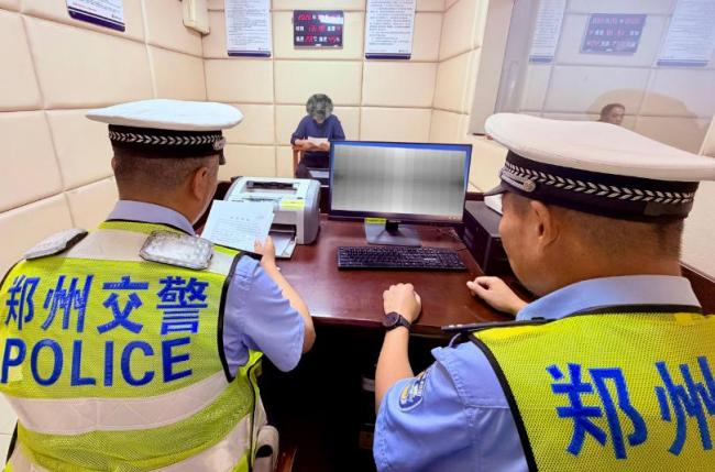 郑州交警依法查处违规驾驶人 无证驾驶被严惩