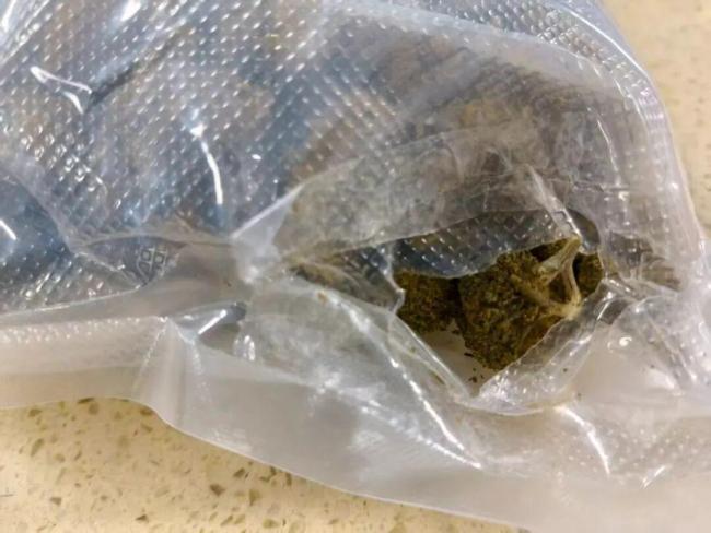 近两斤大麻卷入婴儿毛毯过关被查获