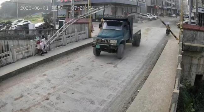 广西一货车撞倒限高架砸中行人