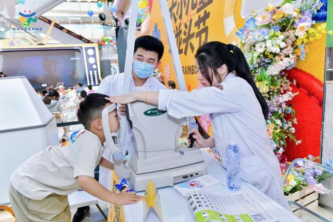 3歲男孩被過度保護(hù)只會說3個字 愛的絆腳石