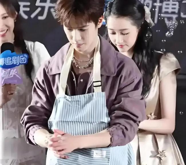 关晓彤给李昀锐说了什么 紧一点好显身材