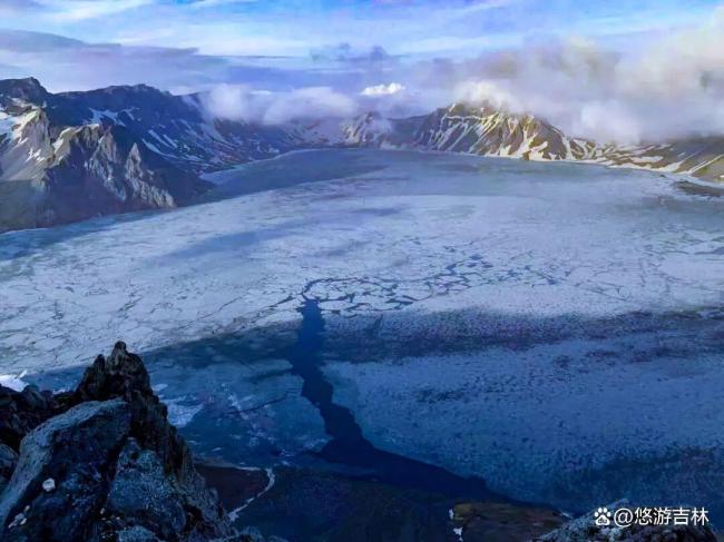 长白山天池开冰现美景 见证奇迹瞬间