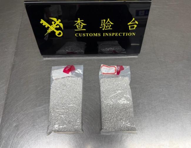 旅客在鞋垫内藏匿银粒被海关查获 足银粒净重2.001千克