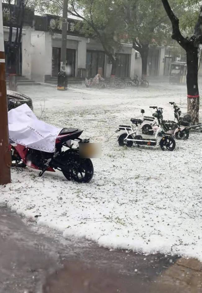河北固安突降冰雹 沿街堆积汇成冰河