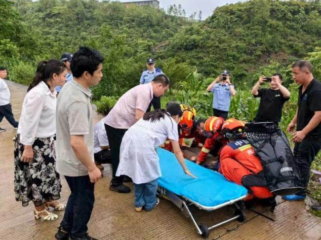 貴州女子天坑被困消防救援 雨天尋夫遇險