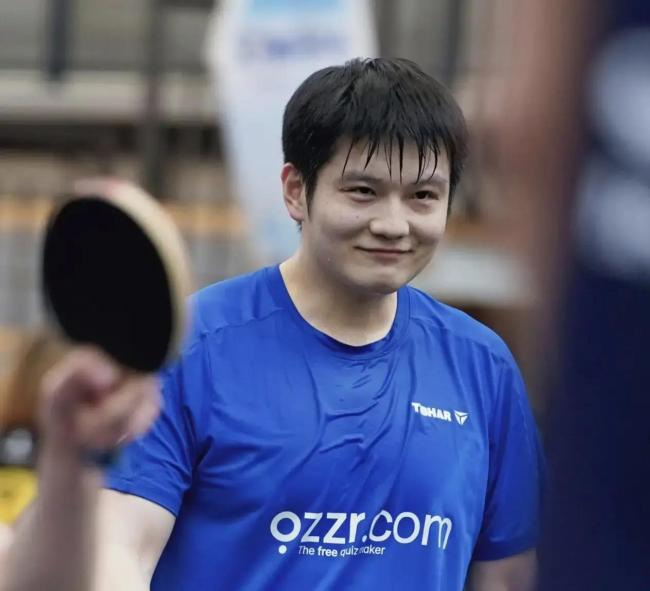 樊振东接受采访真诚又滴水不漏 被问到下赛季目标说希望再去提高