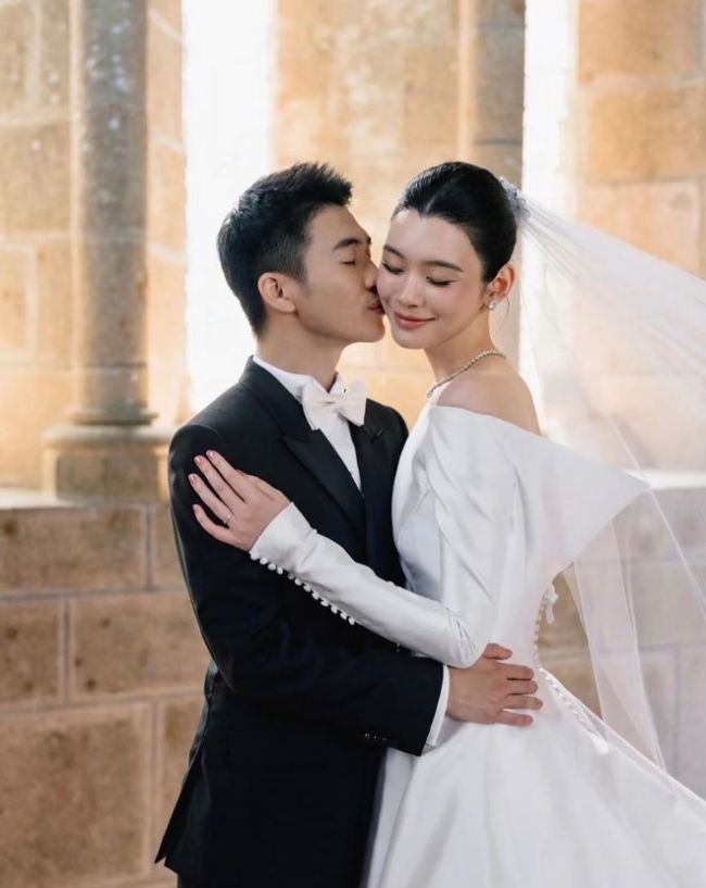 奚梦瑶晒照感谢婆婆 四太珍藏珠宝见证婚礼