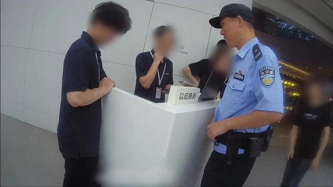 姑娘一口气买5部新手机，总价8.3万多元！店员报警