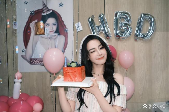 迪丽热巴如愿收到了方形西瓜蛋糕 34岁的甜蜜愿望
