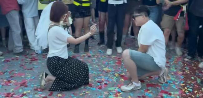 男生策劃求婚遭女友反向求婚 雙向驚喜感動全場