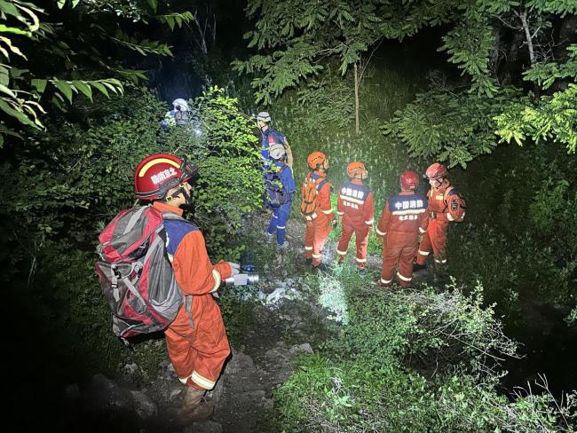一家被困京西野山4天 近300人搜救 深山营救始末