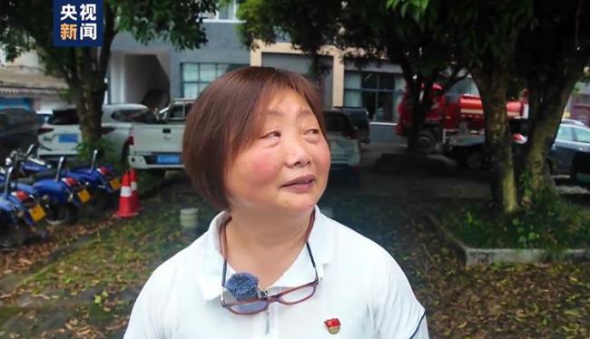 女村支书因耳环被网暴，本人接受媒体专访：我格局很大的，从不计较、从不内耗！