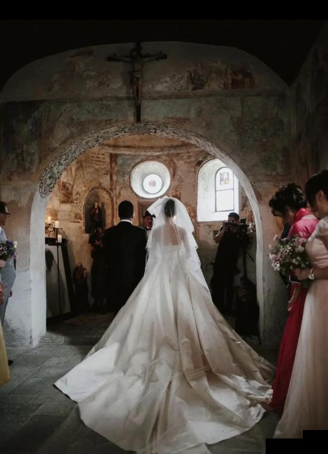 奚梦瑶晚晚婚礼审美 氛围感对决